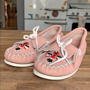 Kids pink Minnetonka moccasins